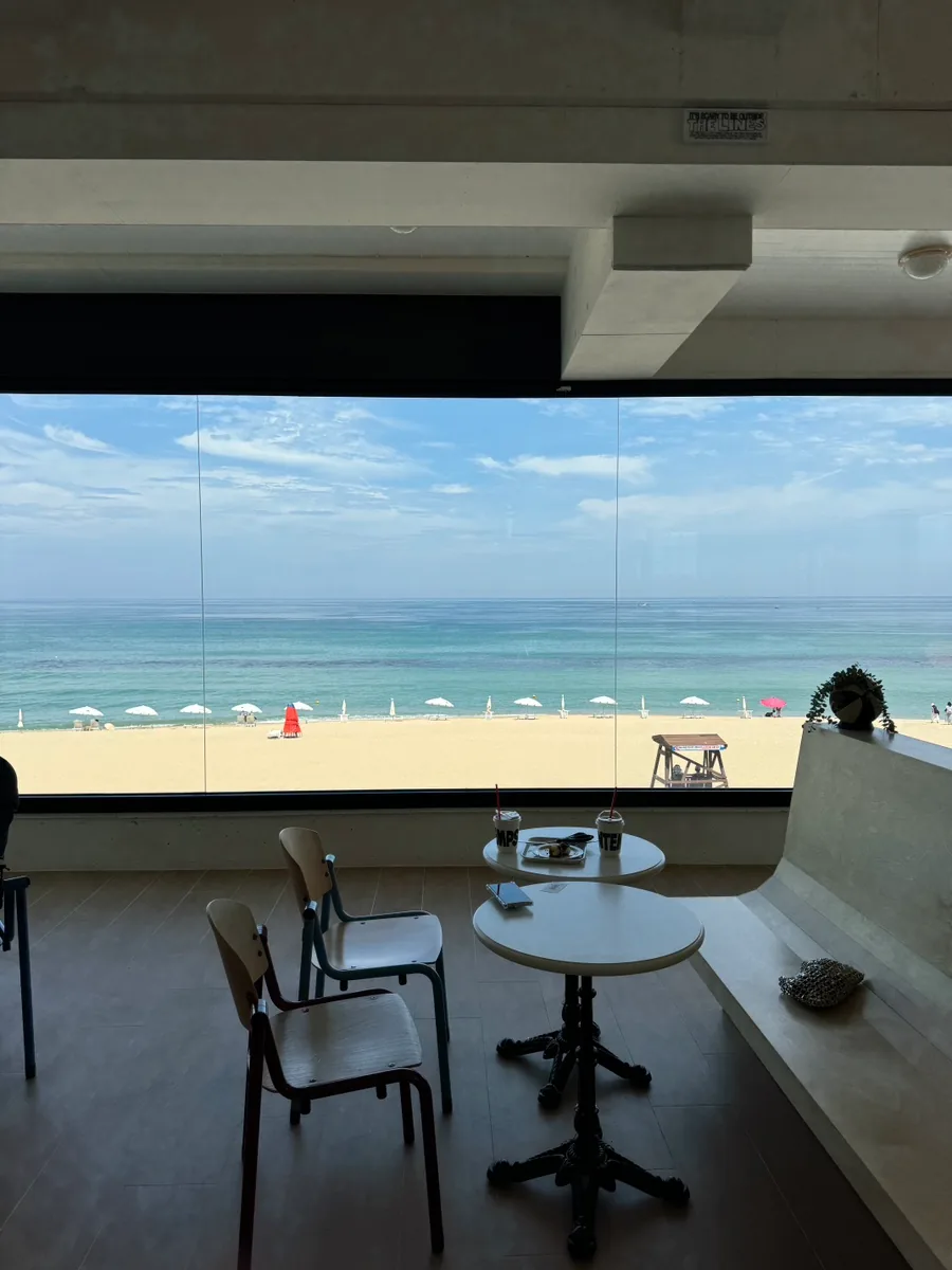 A cafe on the coastal route, the beach through the window