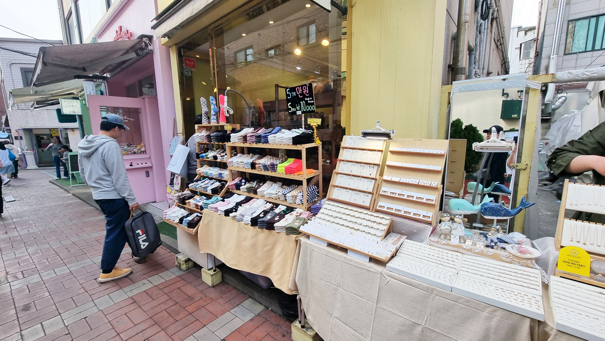 Visitantes sonrientes con bolsas