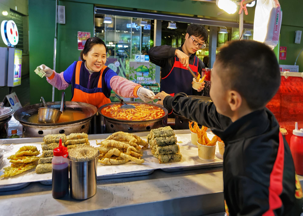 Marché nocturne illuminé