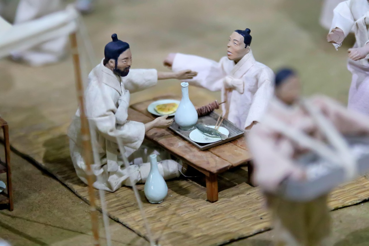 Toast convivial avec des bols de Makgeolli