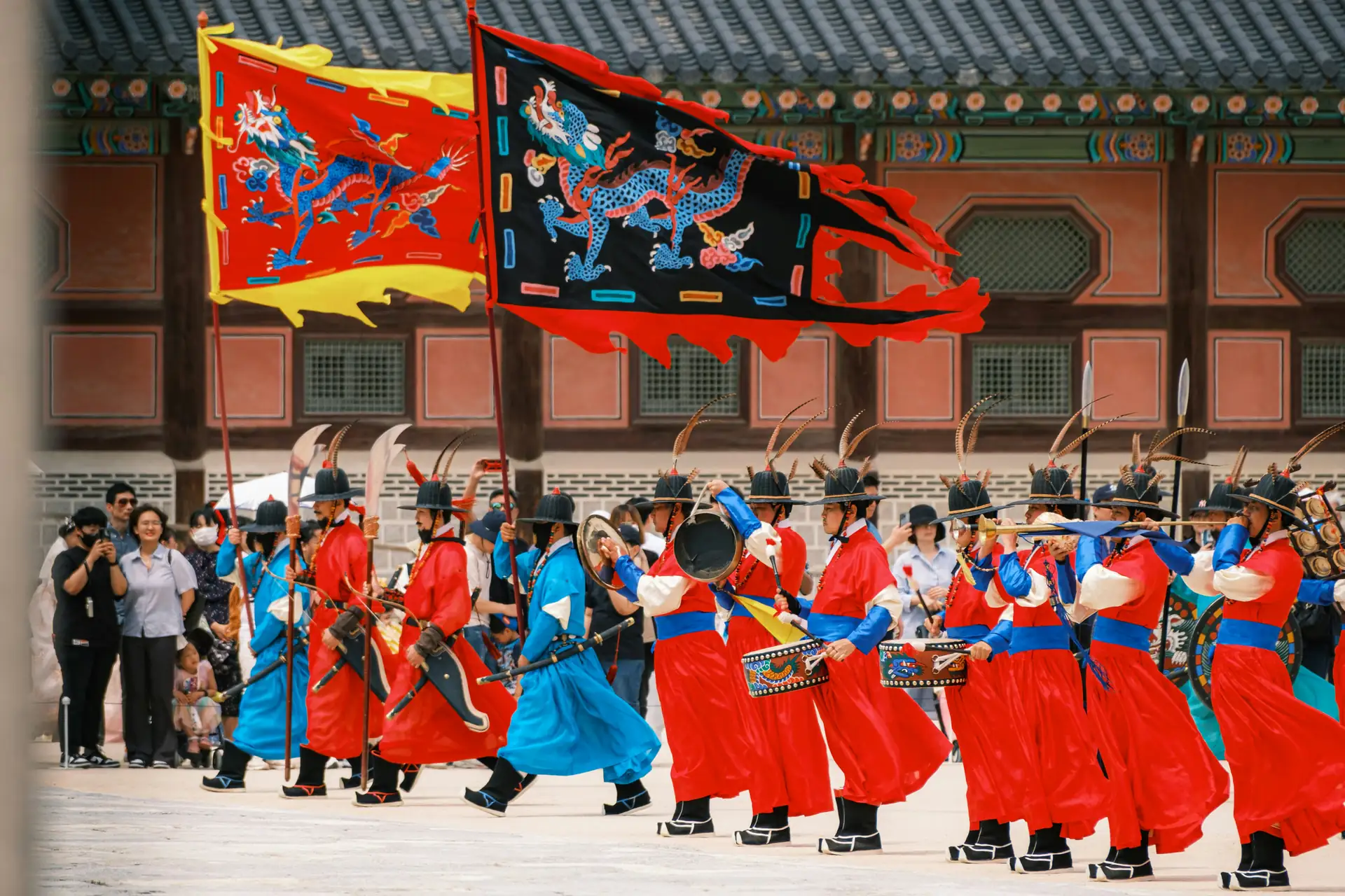 Royal guard changing ceremony at Gwanghwamun