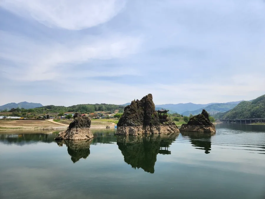 Rock peaks in the Namhan river at Danyang
